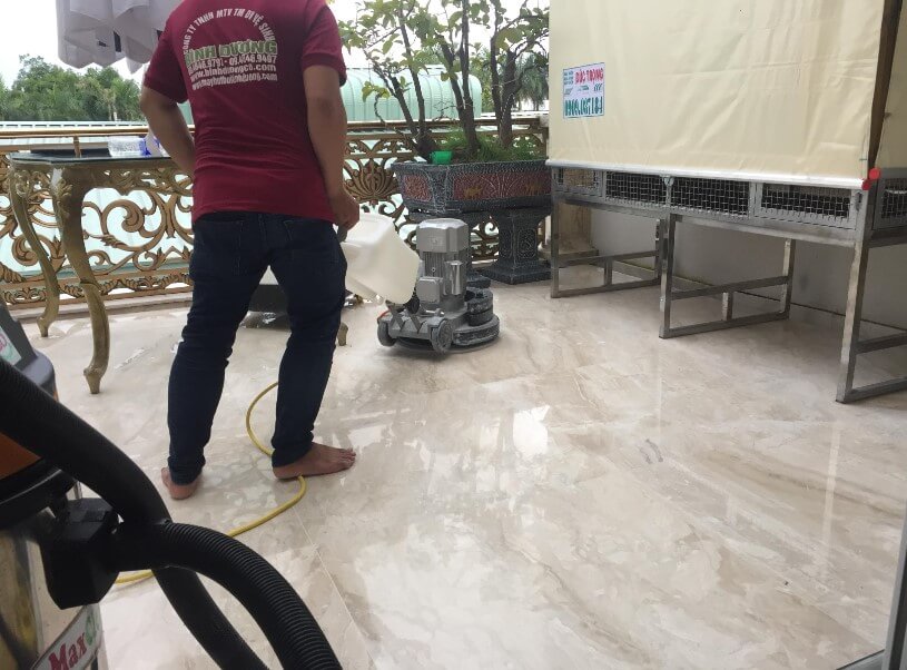 Chuẩn bị dụng cụ đánh bóng sàn